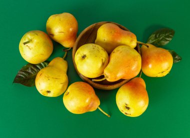 Parlak sarı armut Bowl Kupası yeşil arka plan Üstten Görünüm