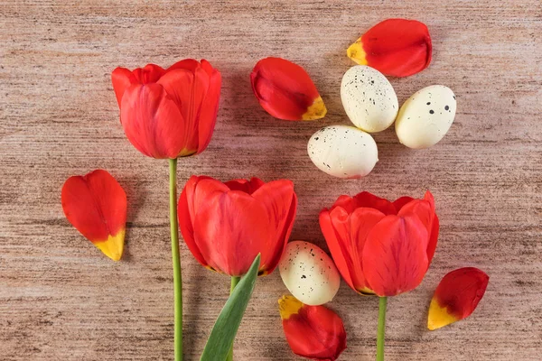 Červené Tulipány Veselé Velikonoce Uspořádání Světle Hnědé Pozadí — Stock fotografie