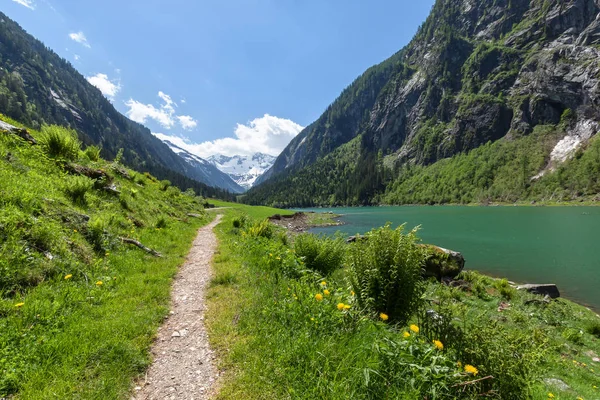 Chemin Travers Les Montagnes Printanières Paysage Près Lac Alpin Stillup — Photo