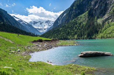 Alpler'de dağ gölü manzarası, Avusturya, Tirol, Stilluptal Gölü, Zillertal Alpleri Doğa Parkı 
