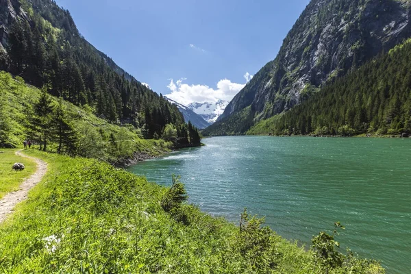 Turistická Stezka Kolem Horského Jezera Alpy Pohoří Stillup Rakousko Tyrolsko — Stock fotografie