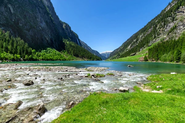 高速な水流が山の湖に流れ込む アルプスの夏の山の風景 オーストリア チロル — ストック写真