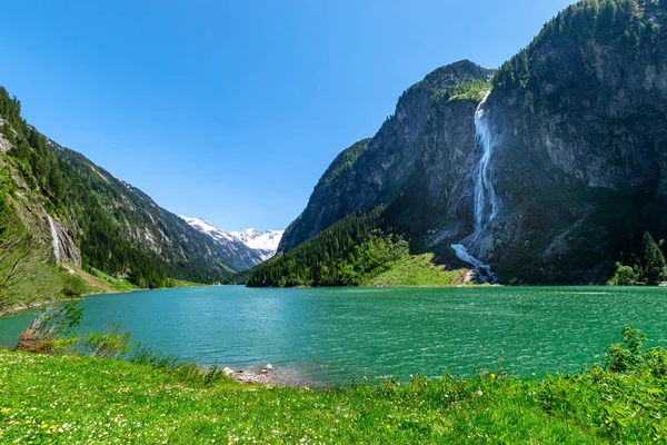 Horská Krajina Průzračnou Tyrkysovou Jezerem Vodopádem Alpách Přírodní Park Zillertal — Stock fotografie