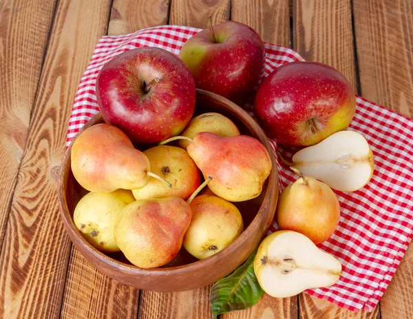 秋天静静的生命 木桌上的梨和苹果 配红色格子桌布 梨和苹果平躺在头顶 — 图库照片