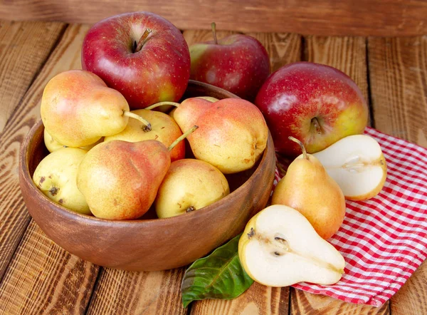 秋天静静的生命 木桌上的梨和苹果 配红色格子桌布 乡村设计 — 图库照片