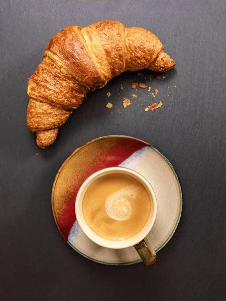 Kaffekopp Med Fransk Croissant Grå Skiffer Bakgrund Ovanifrån — Stockfoto