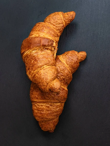 Croissants Donkergrijze Leisteen Achtergrond Minimaal Ontwerpconcept — Stockfoto