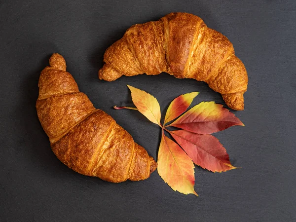 Croissant Tmavě Šedém Břidlicovém Pozadí Podzimním Listem Minimální Koncepce Designu — Stock fotografie