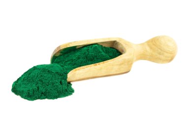 Beyaz arka planda ahşap kepçeyle mavi-yeşil alg tozu