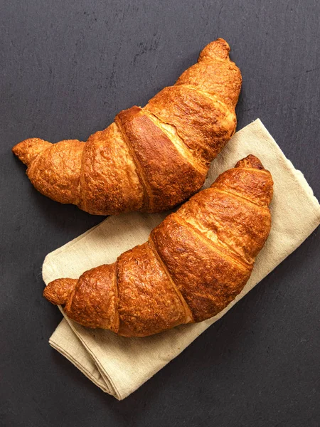 Croissants Grijze Leisteen Achtergrond Verticaal Beeld Bovenaanzicht — Stockfoto