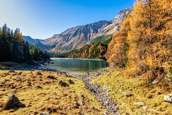 秋の晴れた日には山の湖の景色 ヨーロッパ オーストリア チロル オベルンベルク湖 スチュバイ アルプス — ストック写真