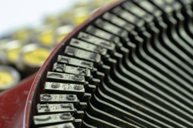 Bir antika daktilo mektup blok forvet kolları üzerinde bir closeup. 