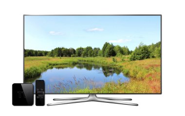 Akıllı TV ve multimedya kutusunu ekranda uzak denetleyicisi ve manzara duvar kağıdı ile. Beyaz arka plan üzerinde izole.