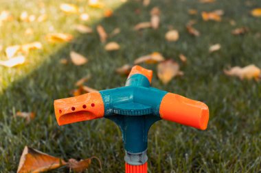 Bahçecilik aletleri yapay çim üzerinde