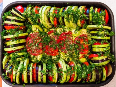 Bir plaka üzerinde hizmet veren güzel fırında pişmiş sebze dilimlenmiş