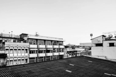 İçinde belgili tanımlık köşe bina.