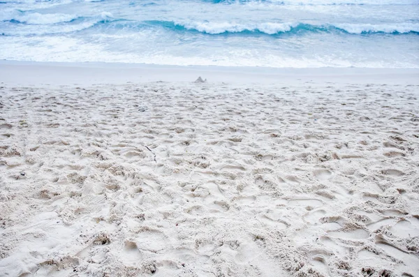 Die Wellen Peitschen Weißen Sand — Stockfoto