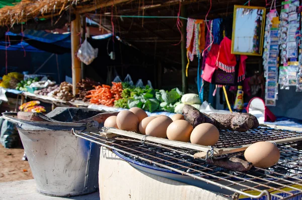 Yumurta ve tatlı patates bir kömür sobası kavrulmuş.