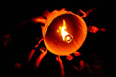 Bir grup arkadaşıyla yardım fener tatile float için.