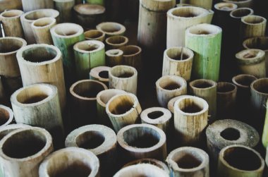 Birkaç bambu sopalarla birlikte yerleştirilir.