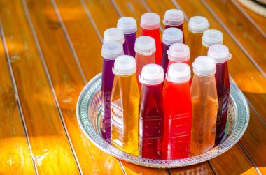 Şişe bitkisel özler bir tepsiye yerleştirilir.