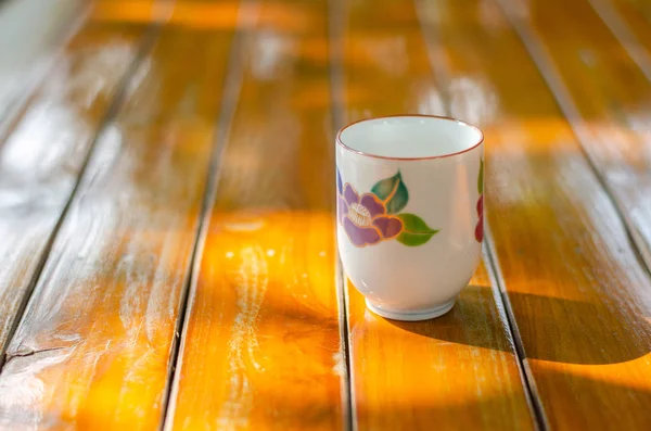 Bir çay bardağı ahşap kattadır.