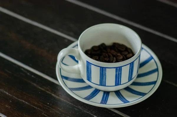 Kaffeetasse mit guten Kaffeebohnen innen 2 — Stockfoto