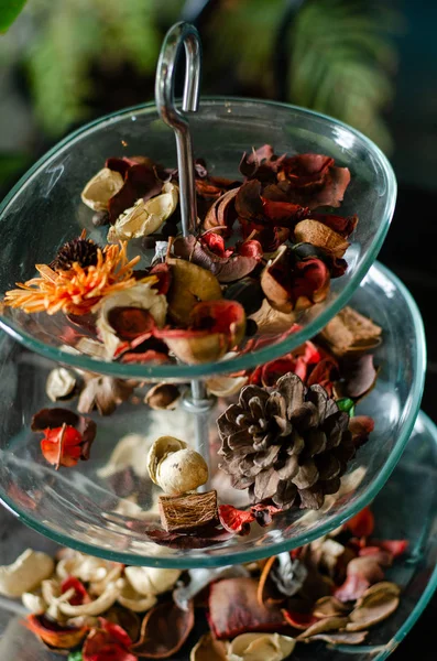 Klimalı kafede yer alan cam tepsisinde aromatik kurutulmuş otlar