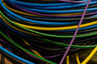 Bir yığın 4 'e sarılı pek çok kablo çeşidi