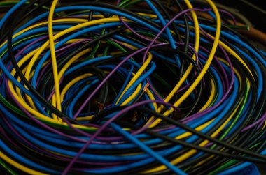 Bir yığın 3 'e sarmalanmış pek çok kablo çeşidi