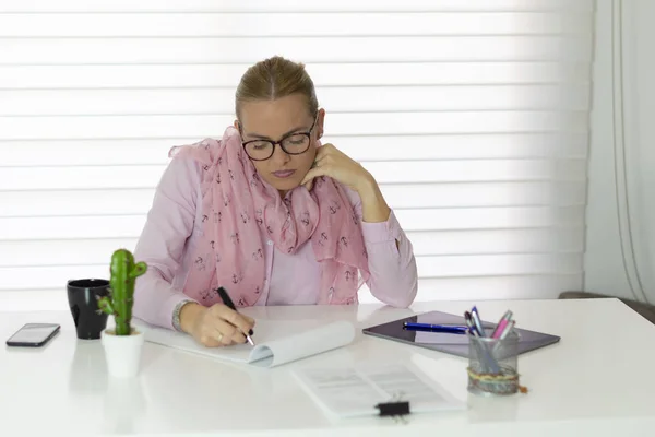 stock image Woman working in the oficce