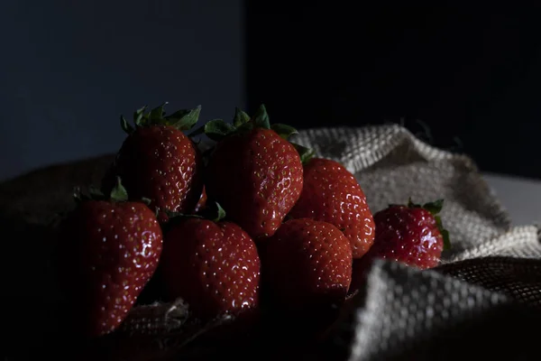 Dunkle Nahrung Erdbeere — Stockfoto