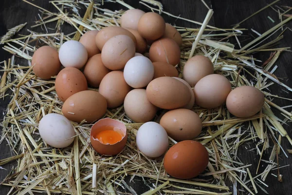 Samanlarin Uzerinde Sari Kahverengi Bir Tanesi Kirilmis Dogal Yumurtalar — Stockfoto