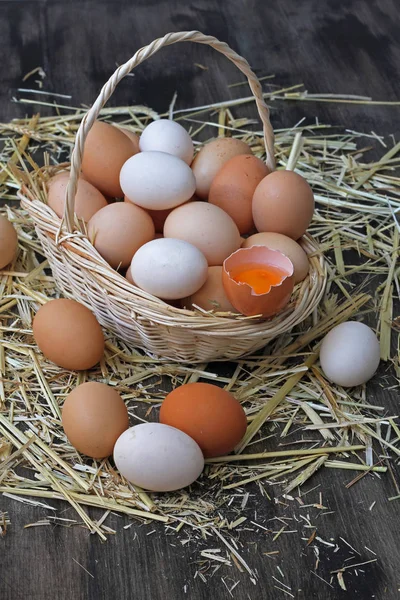 Sepet Icerisinde Disinda Sari Kahverengi Bir Tanesi Kirilmis Dogal Yumurtalar — Stockfoto