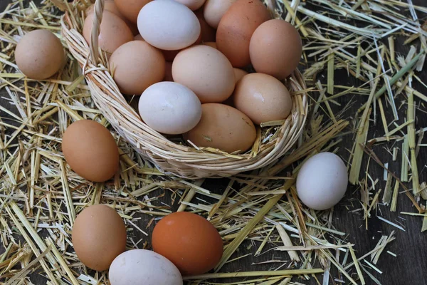 Samanlarn Uzerinde Sepet Icerisinde Disinde Organik Sari Beyaz Yumurtalar — Stockfoto