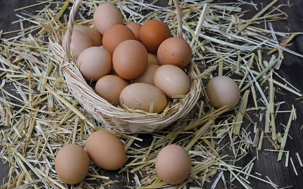 Samanlarn Uzerinde Sepet Icerisinde Desinde Organik Yumurtalar — Stockfoto