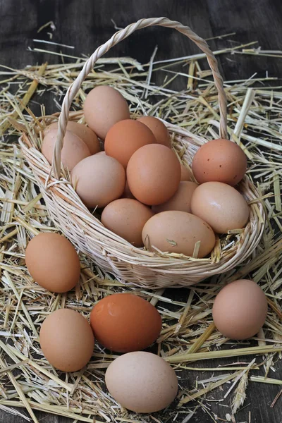 Samanlarn Uzerinde Sepet Icerisinde Desinde Organik Yumurtalar — Stockfoto