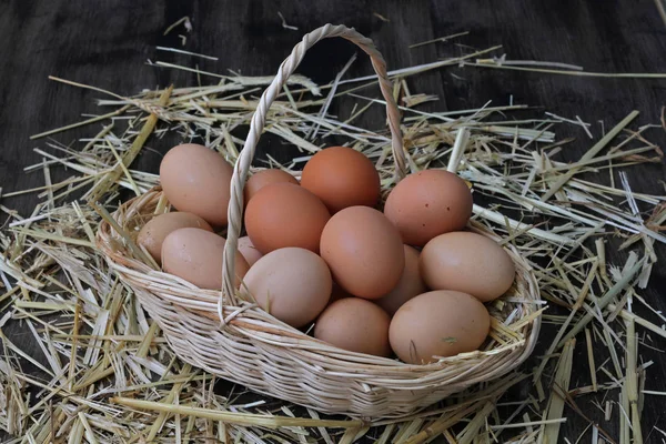 Samanlarn Uzerinde Sepet Icerisinde Organik Yumurtalar — Stock Photo, Image