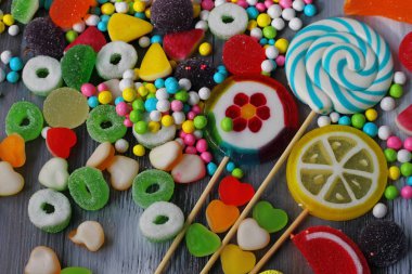 Ahşap arka planda renkli şekerler.