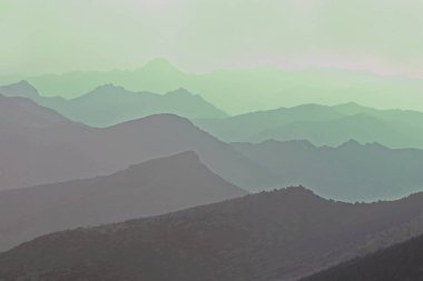 Sabah gündoğumu dağlarda