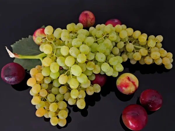 Uvas Blancas Ciruelas Rojas Sobre Vidrio Negro — Foto de Stock