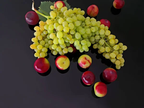 Білий Виноград Червоні Сливи Чорному Склі — стокове фото