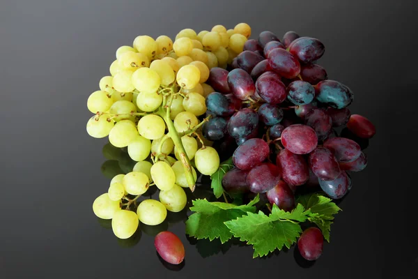 Uvas Rojas Blancas Sobre Fondo Negro — Foto de Stock