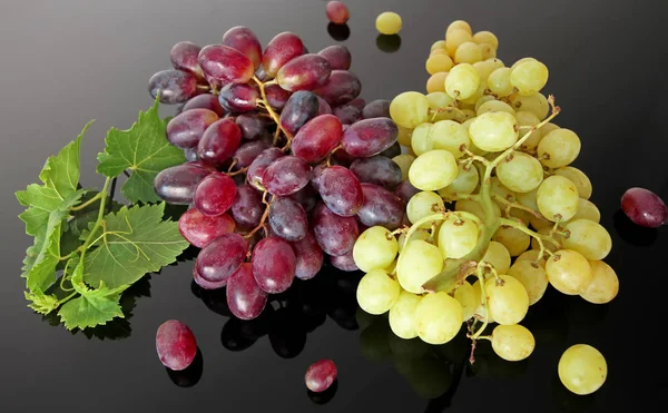 Rote Und Weiße Trauben Auf Schwarzem Hintergrund — Stockfoto