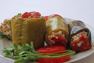 Tabak icerisinde biber, kabak, patlikan dolmasi, domatez ve maydanozlar