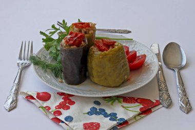 Tabak icerisinde patlican, biber dolmasi ve domatezler