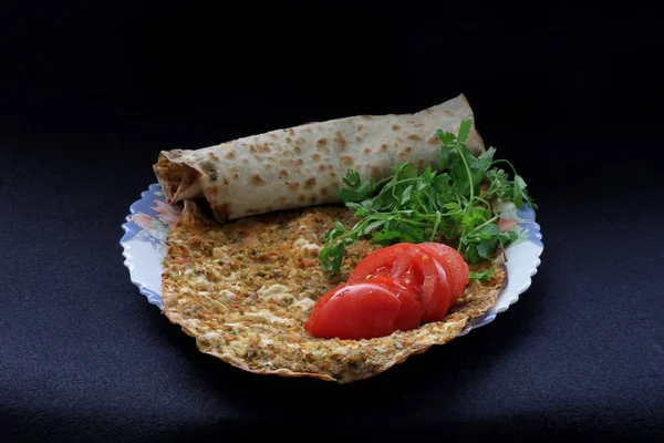 Siyah Masada Tabak Icerisinde Lahmacun Domatez Maydanozlar — Fotografie, imagine de stoc