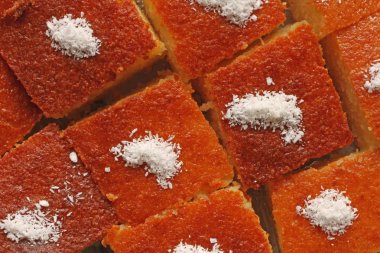 Beyaz tabakta Revani tatlısı