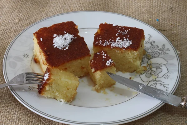 Десерт Ревани Белой Тарелке — стоковое фото