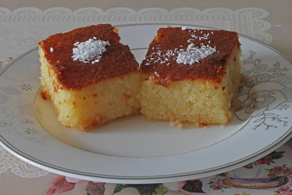 Beyaz tabakta Revani tatlısı